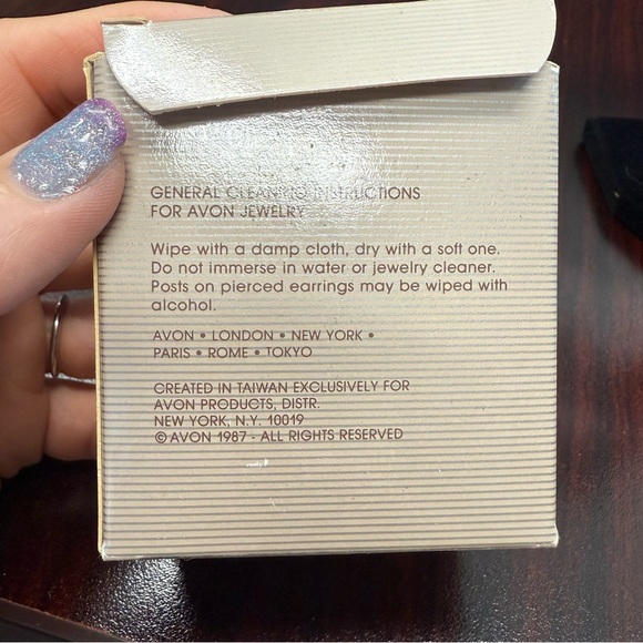 Avon “Seashore” Malibu Blue and White Beaded Necklace with Shell Accents NIB - Picture 4 of 7